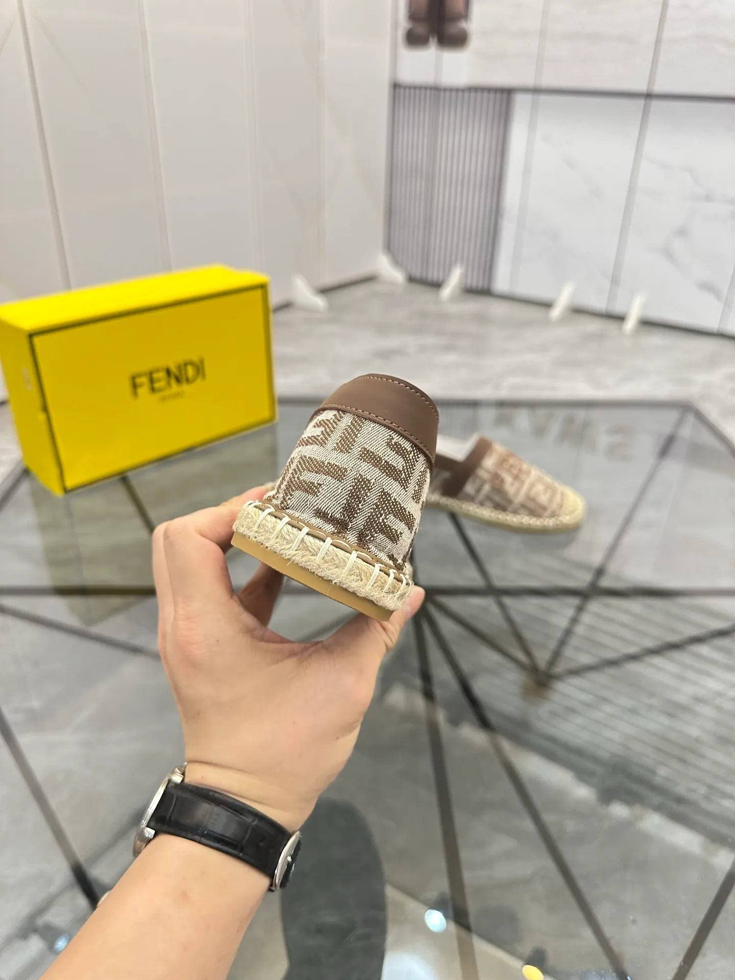 Selling men's shoes 💰: 💰P420¥ Product trademark: Fendi* "Fendi*" low-top fisherman's shoes Regular size: 38-44 (can be customized to 37.45) Product materials: upper imported cowhide stitched with original fabric, sheepskin lining, original outsole. Number: 1023